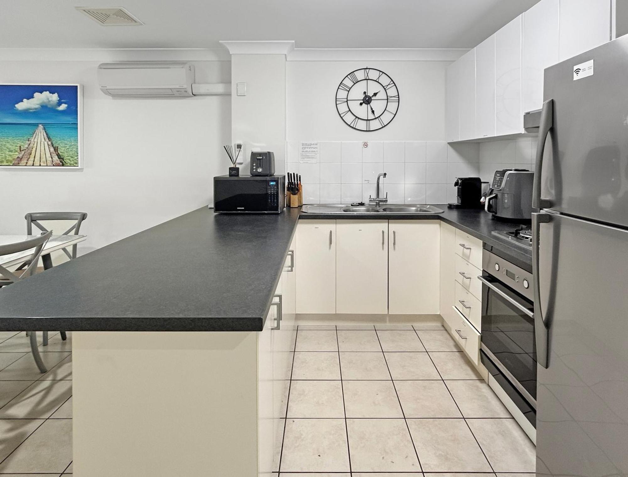 Sunset Waters Apartments Hamilton Island Bagian luar foto