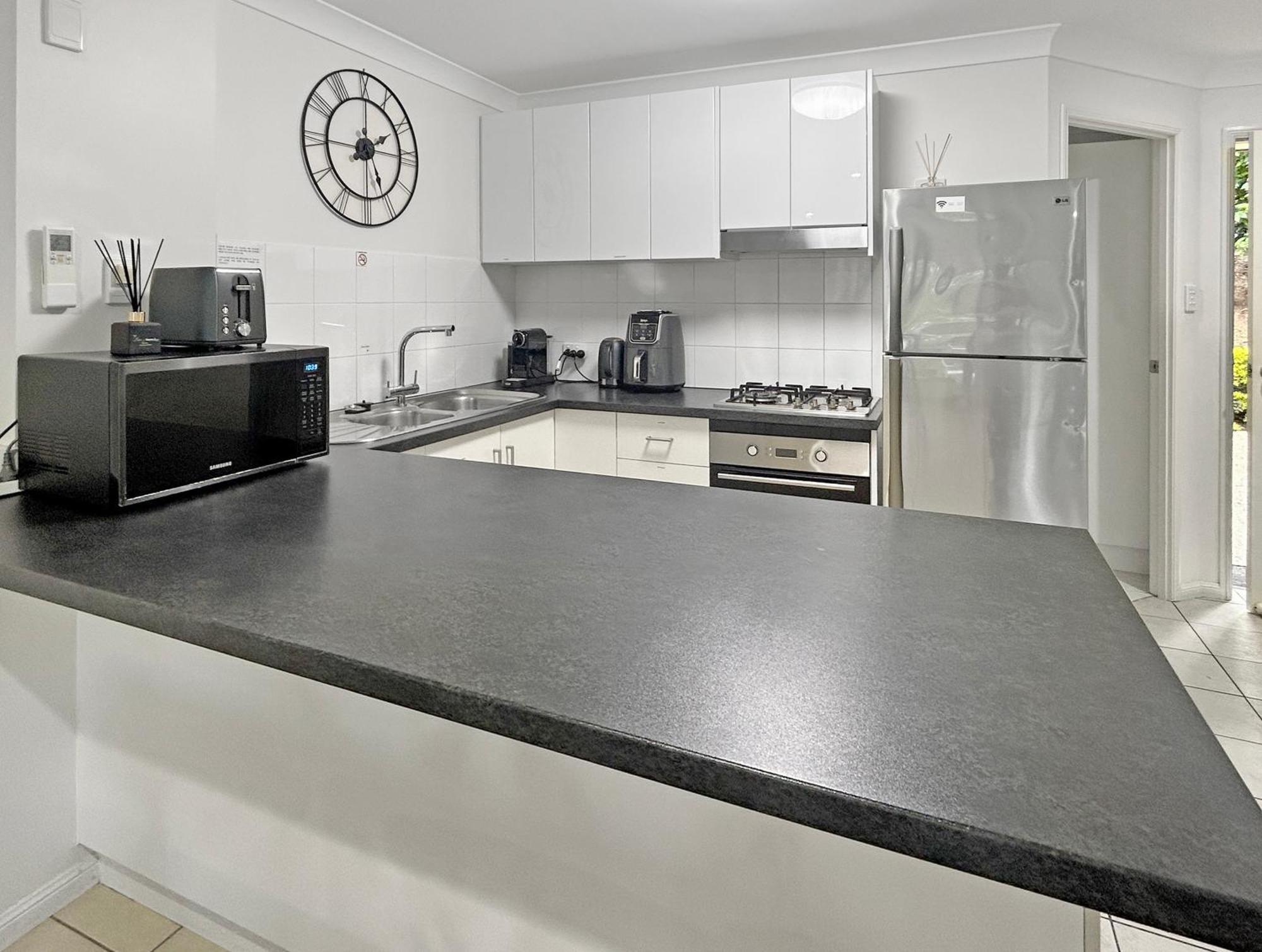 Sunset Waters Apartments Hamilton Island Bagian luar foto