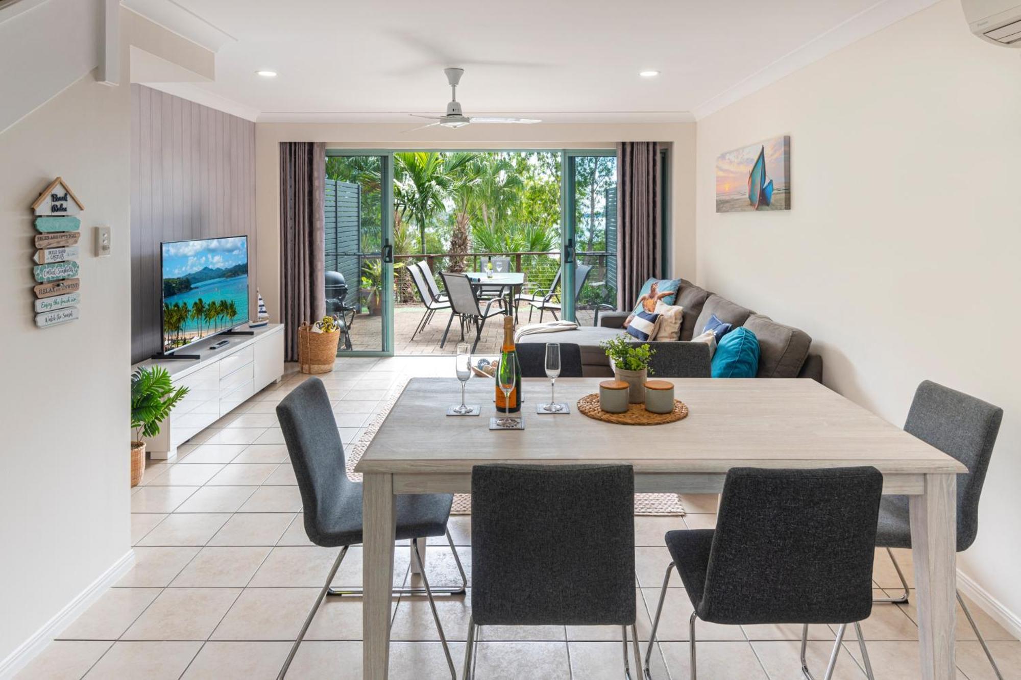 Sunset Waters Apartments Hamilton Island Bagian luar foto